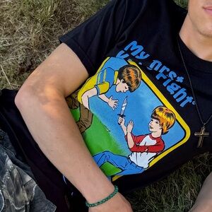 STEVEN RHODES MY FIRST KNIFE FIGHT MEN T SHIRT BOYS HOBBIES & GAMES SCOUT COMICS